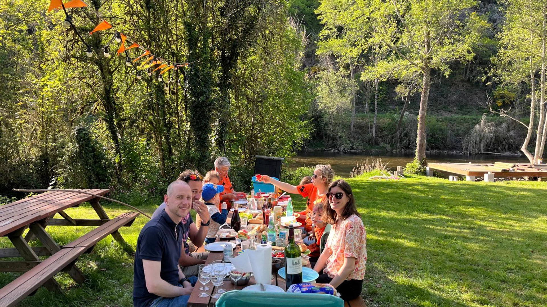 Picknicktafels aan het water
