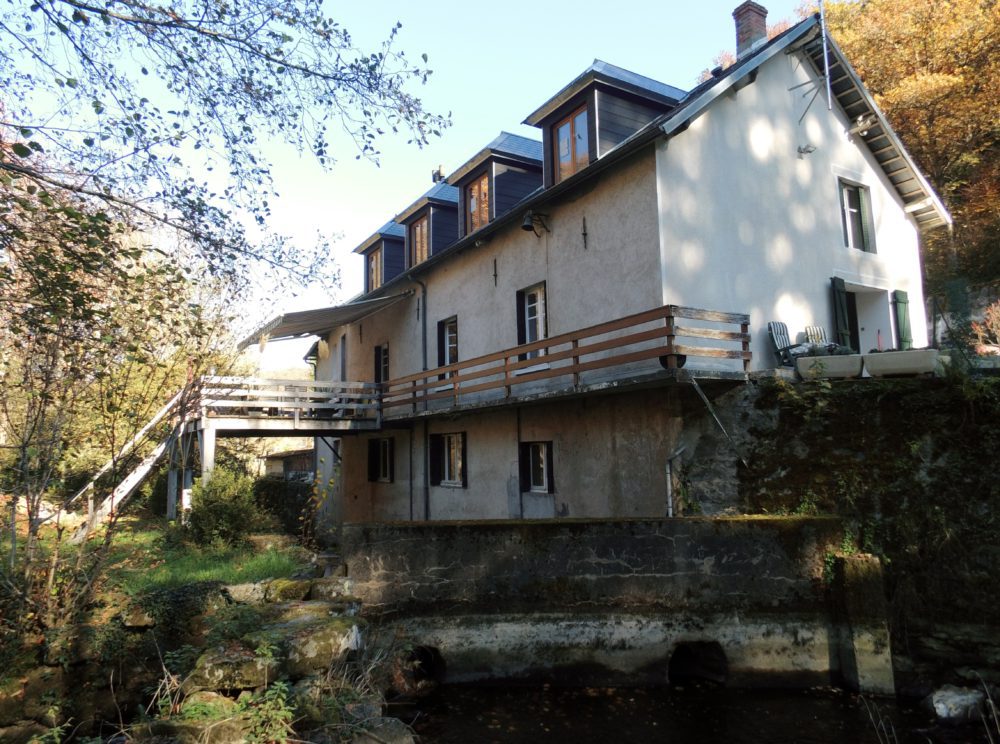Moulin de la Fayolle gezien vanaf het eiland in de Sioule